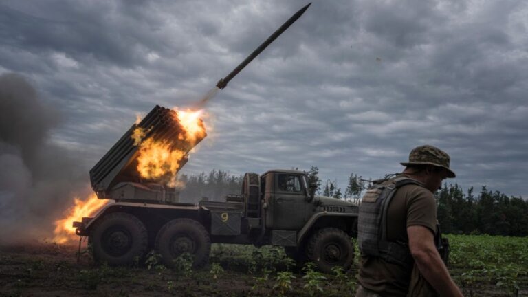 रूस-यूक्रेन युद्ध: खारकीव और डोनेत्स्क में रूसी हमले तेज, नाटो ने यूक्रेन को सैन्य समर्थन बढ़ाने का भरोसा दिलाया