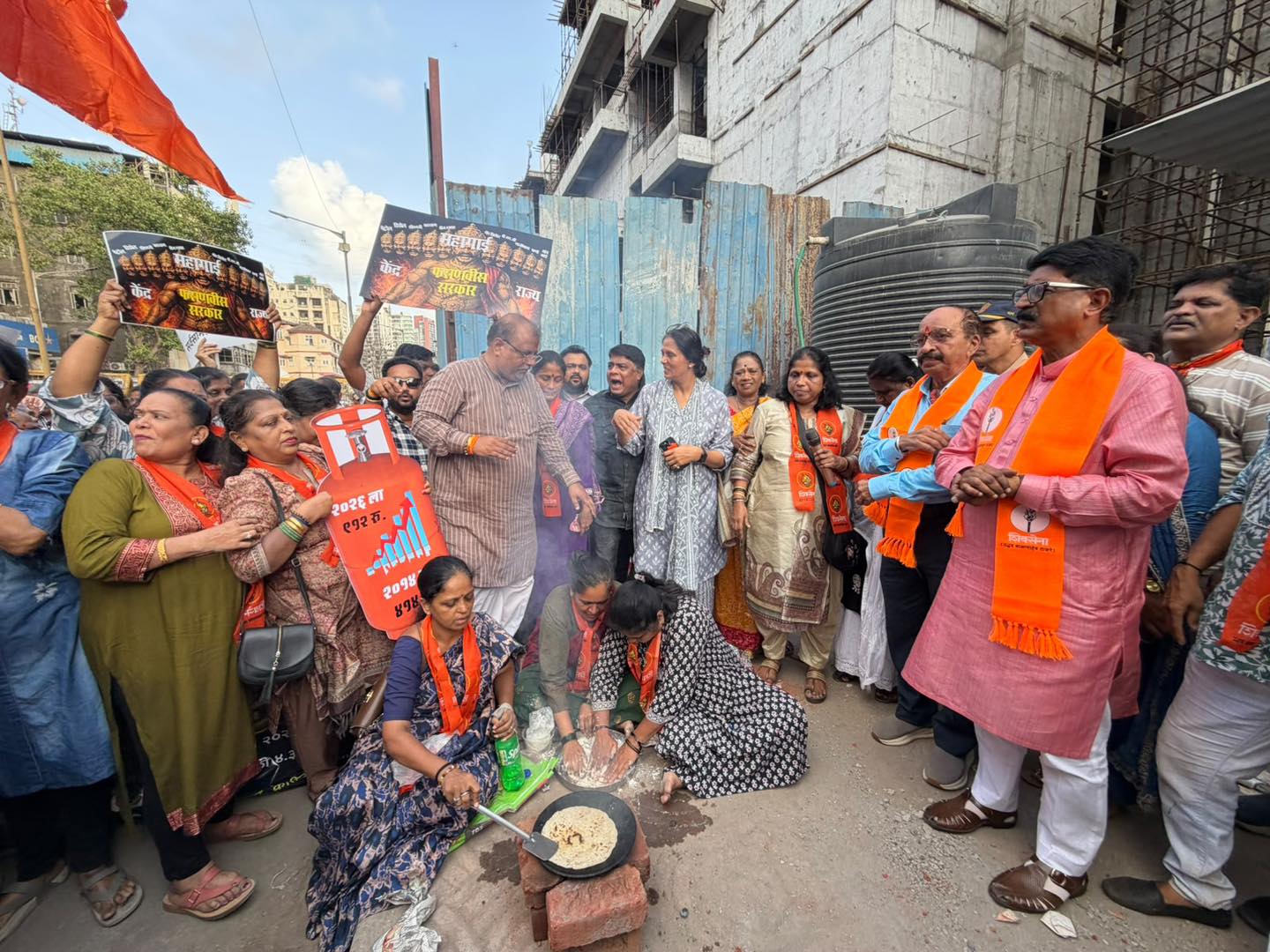 ईंधन की बढ़ती कीमतों और महंगाई के खिलाफ शिवसेना (उबाठा) का जोरदार प्रदर्शन; मोदी सरकार के खिलाफ की नारेबाजी