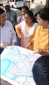 गोवंडी: सुभाष नगर नाले की सफाई का महापौर रितु तावड़े ने किया औचक निरीक्षण; ठेकेदार और अधिकारियों को दिए सख्त निर्देश