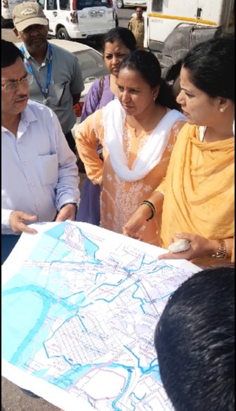 गोवंडी: सुभाष नगर नाले की सफाई का महापौर रितु तावड़े ने किया औचक निरीक्षण; ठेकेदार और अधिकारियों को दिए सख्त निर्देश