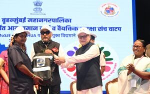 राज्यपाल जिष्णु देव वर्मा तसेच अभिनेते जॅकी श्रॉफ यांच्या हस्ते कचरा वेचक महिलांना ‘आयुष्यमान कार्ड’ व आरोग्य रक्षणासाठी पीपीई किट देण्यात आले